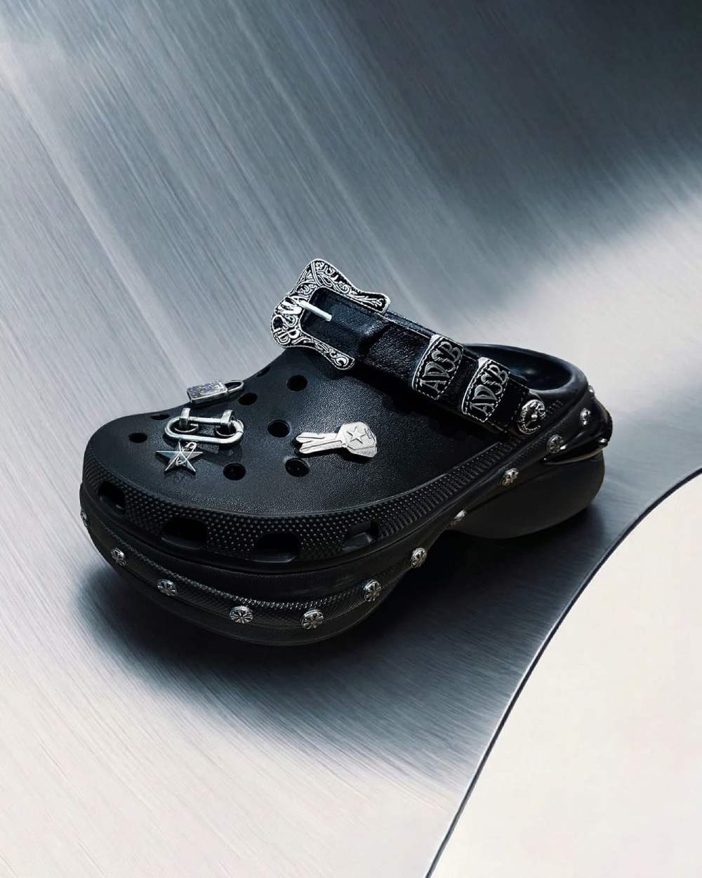 Andersson Bell convierte los Crocs en iconos punk