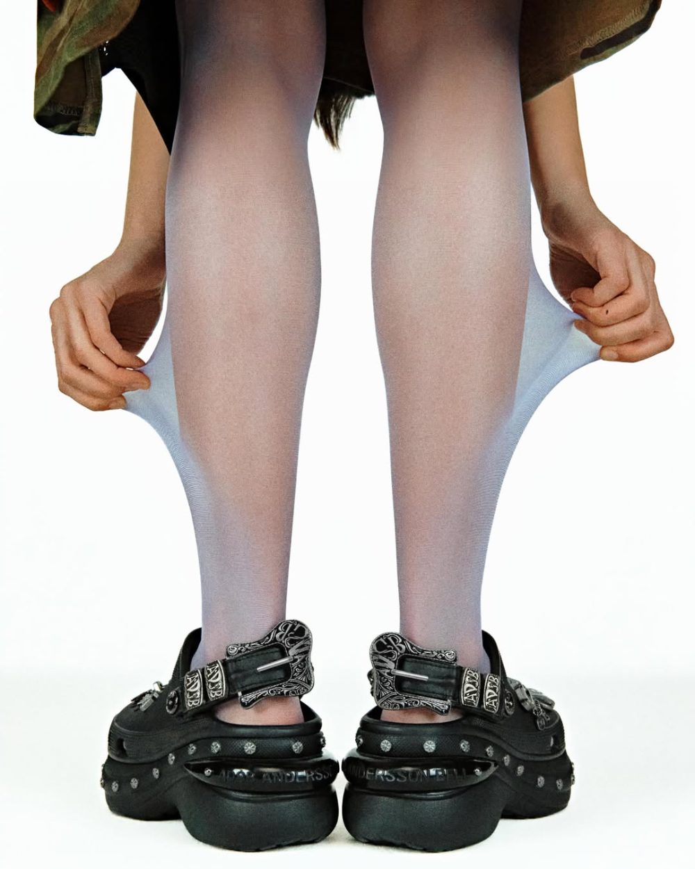 Andersson Bell convierte los Crocs en iconos punk