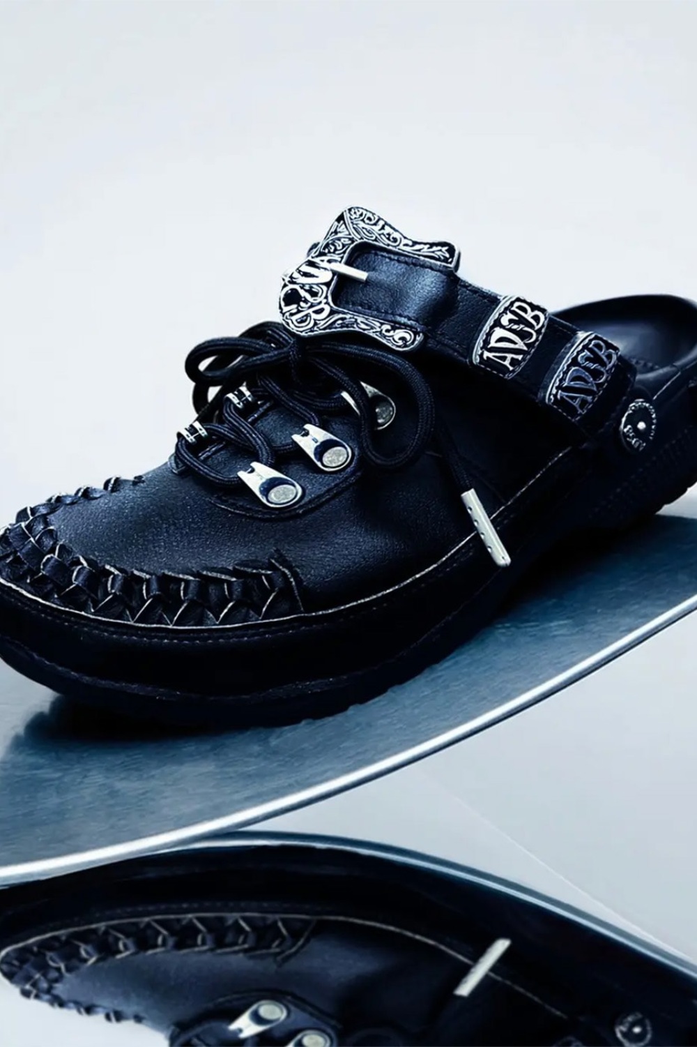 Andersson Bell convierte los Crocs en iconos punk