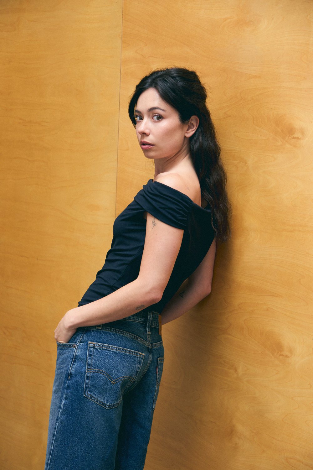 Hasta en verano, Anna Castillo es minimalista con Levi’s