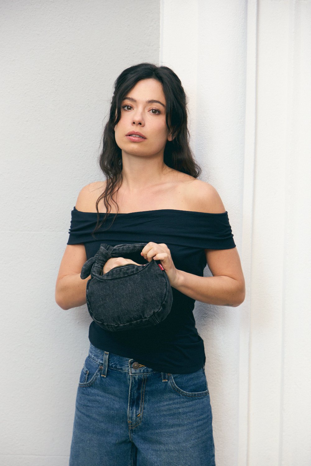 Hasta en verano, Anna Castillo es minimalista con Levi’s