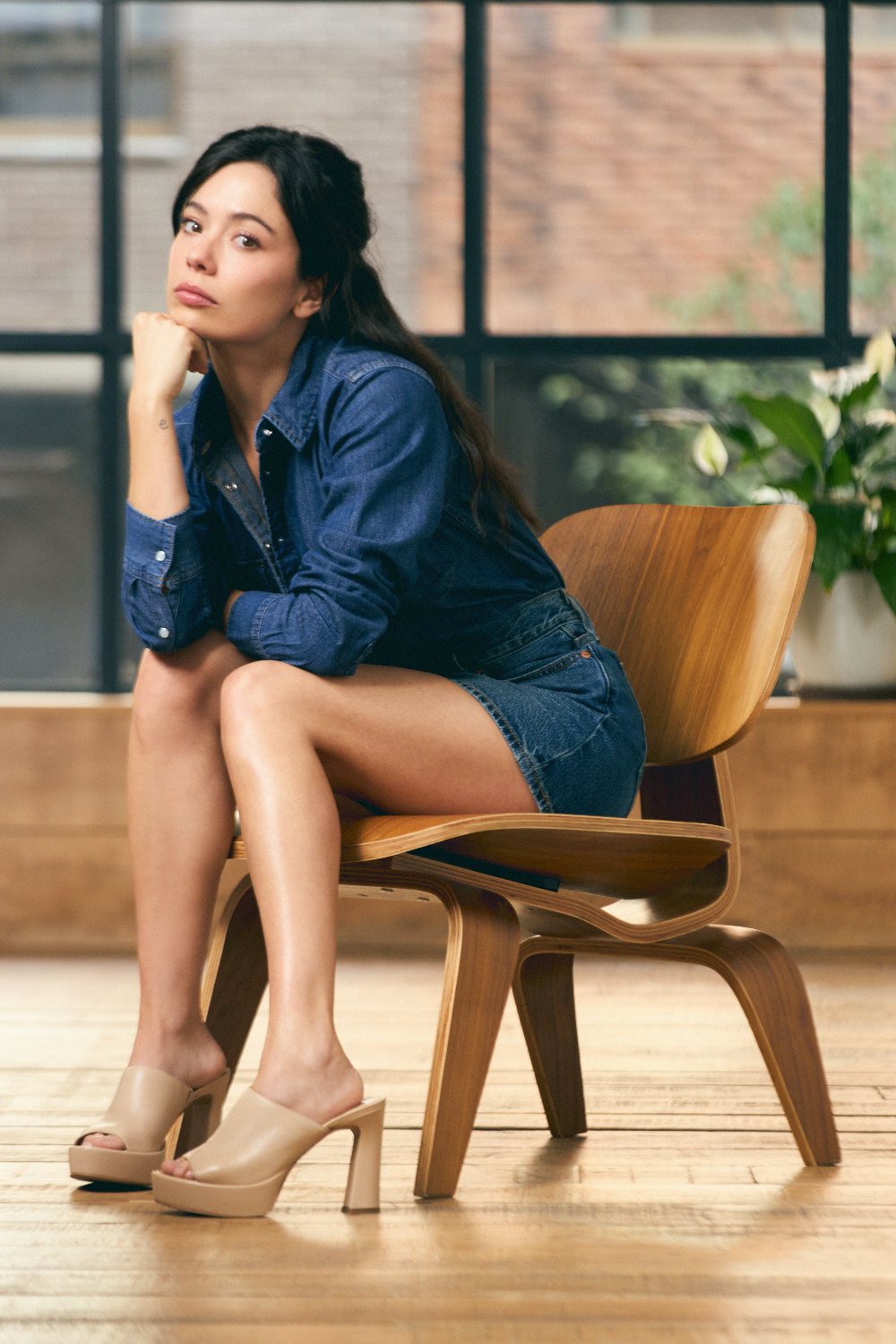 Hasta en verano, Anna Castillo es minimalista con Levi’s