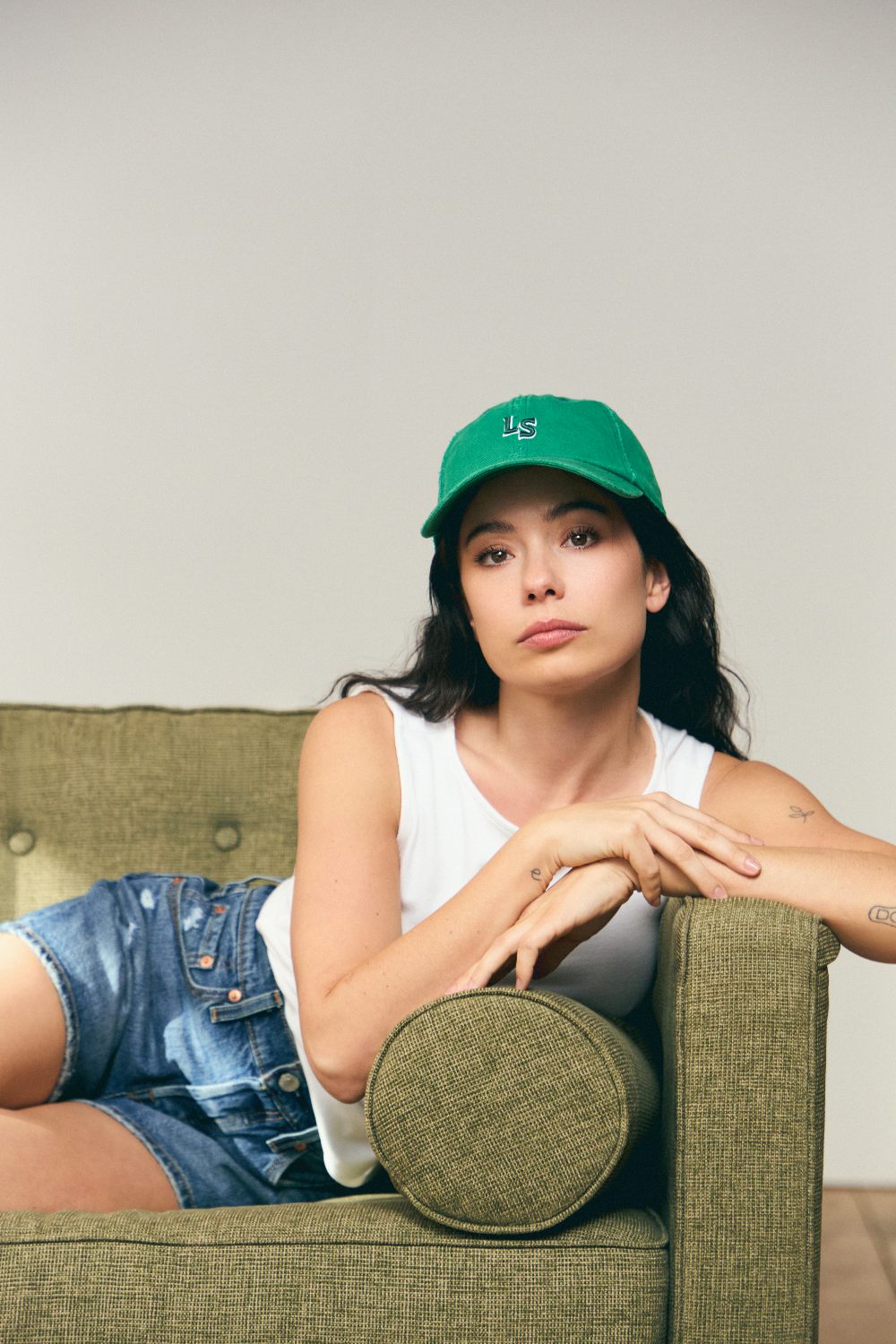 Hasta en verano, Anna Castillo es minimalista con Levi’s