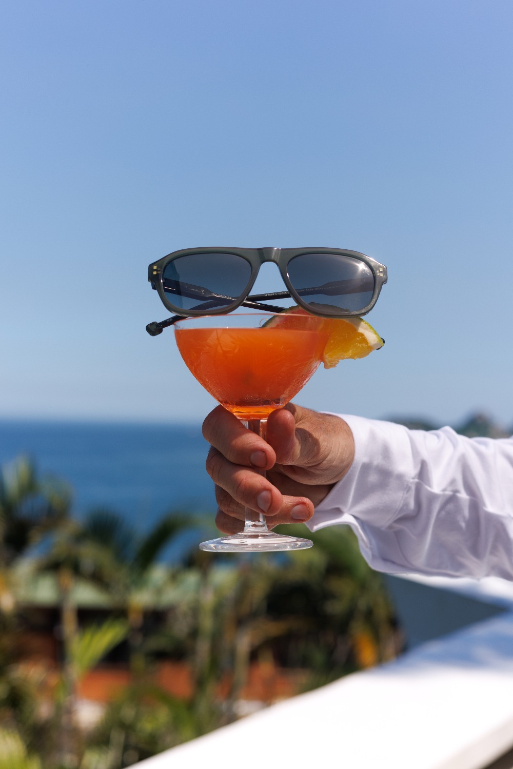 La Cocktelería de Mó, un bar de gafas de sol con carácter
