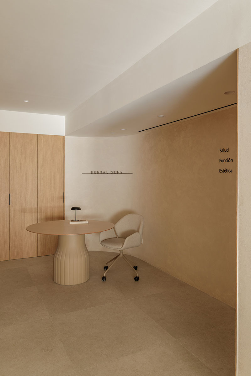 Una reforma de clínica dental con un interiorismo que calma