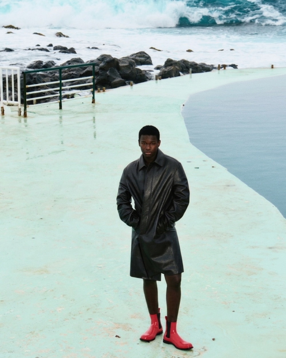 Loewe enfrenta sensualidad y función con su nuevo armario