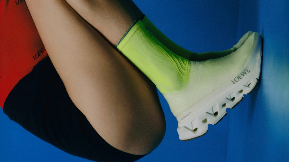 Loewe y On estrenan una zapatilla hecha con aerosol