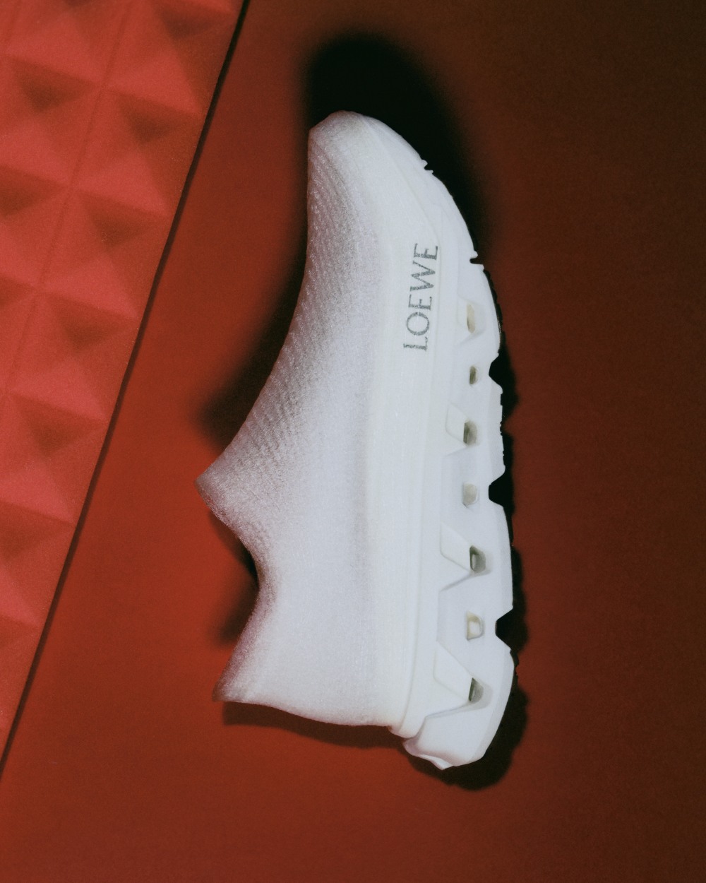 Loewe y On estrenan una zapatilla hecha con aerosol