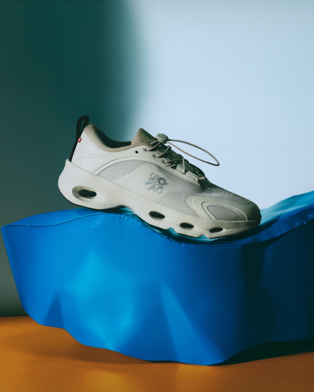 Loewe y On estrenan una zapatilla hecha con aerosol