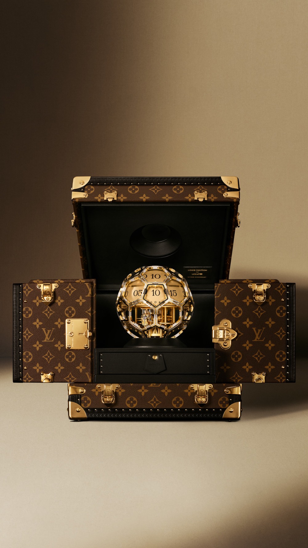 Louis Vuitton y UNICEF celebran una década de colaboración