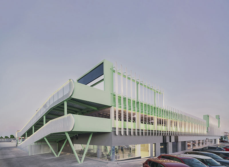 Leganés Auto Center: Ooiio rompe con la grisura industrial