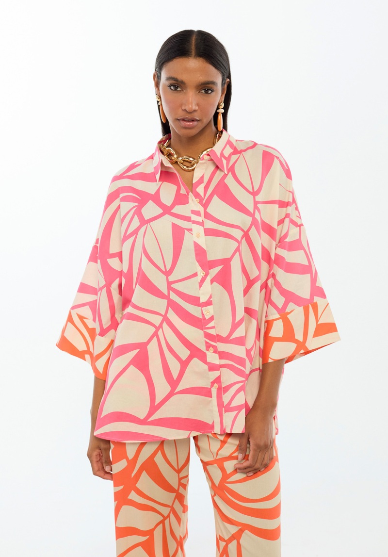 Lola Casademunt nos lleva a Italia con looks de color y luz
