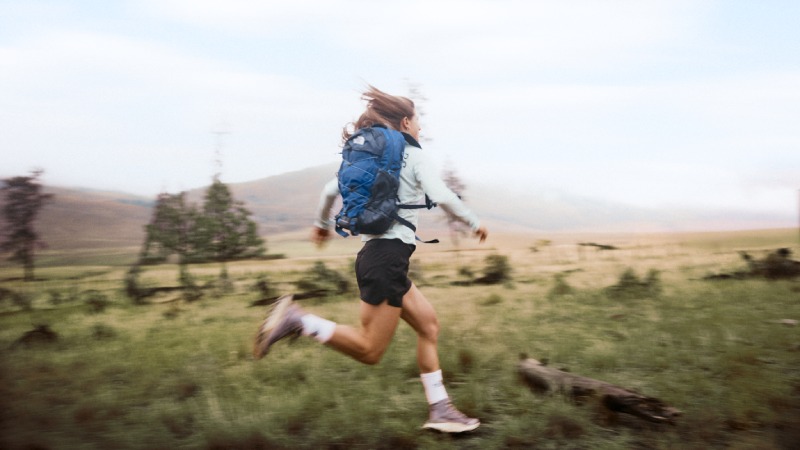 TNF y su ropa de senderismo con protección solar para SS26