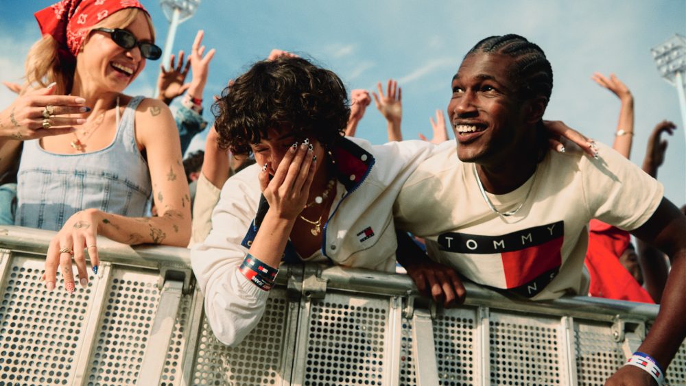 Tommy Jeans celebra la icónica Heritage Flag este verano