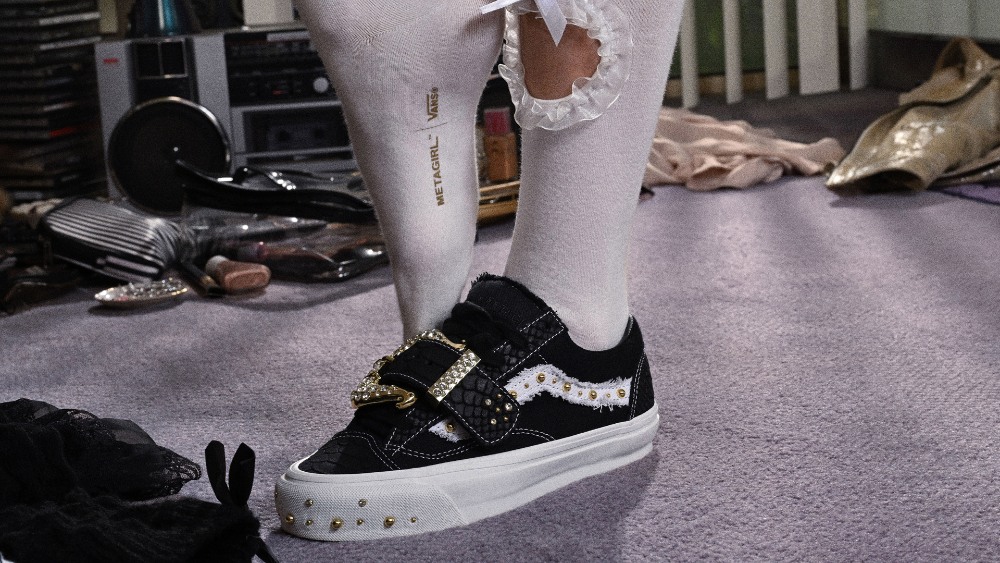Vans x Metagirl: las zapatillas de skate con joyería dorada