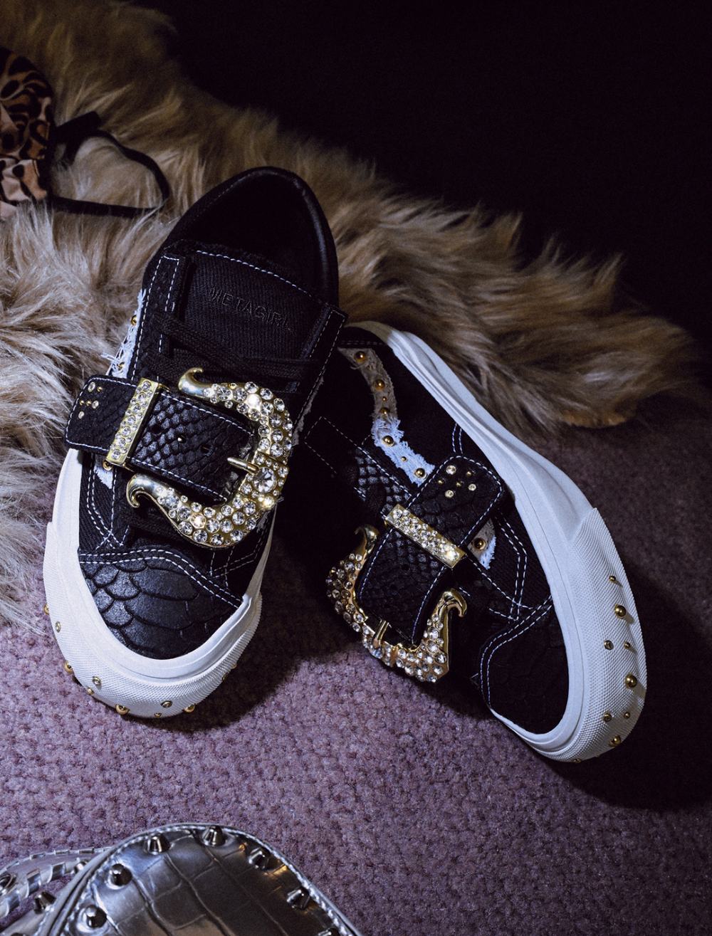 Vans x Metagirl: las zapatillas de skate con joyería dorada