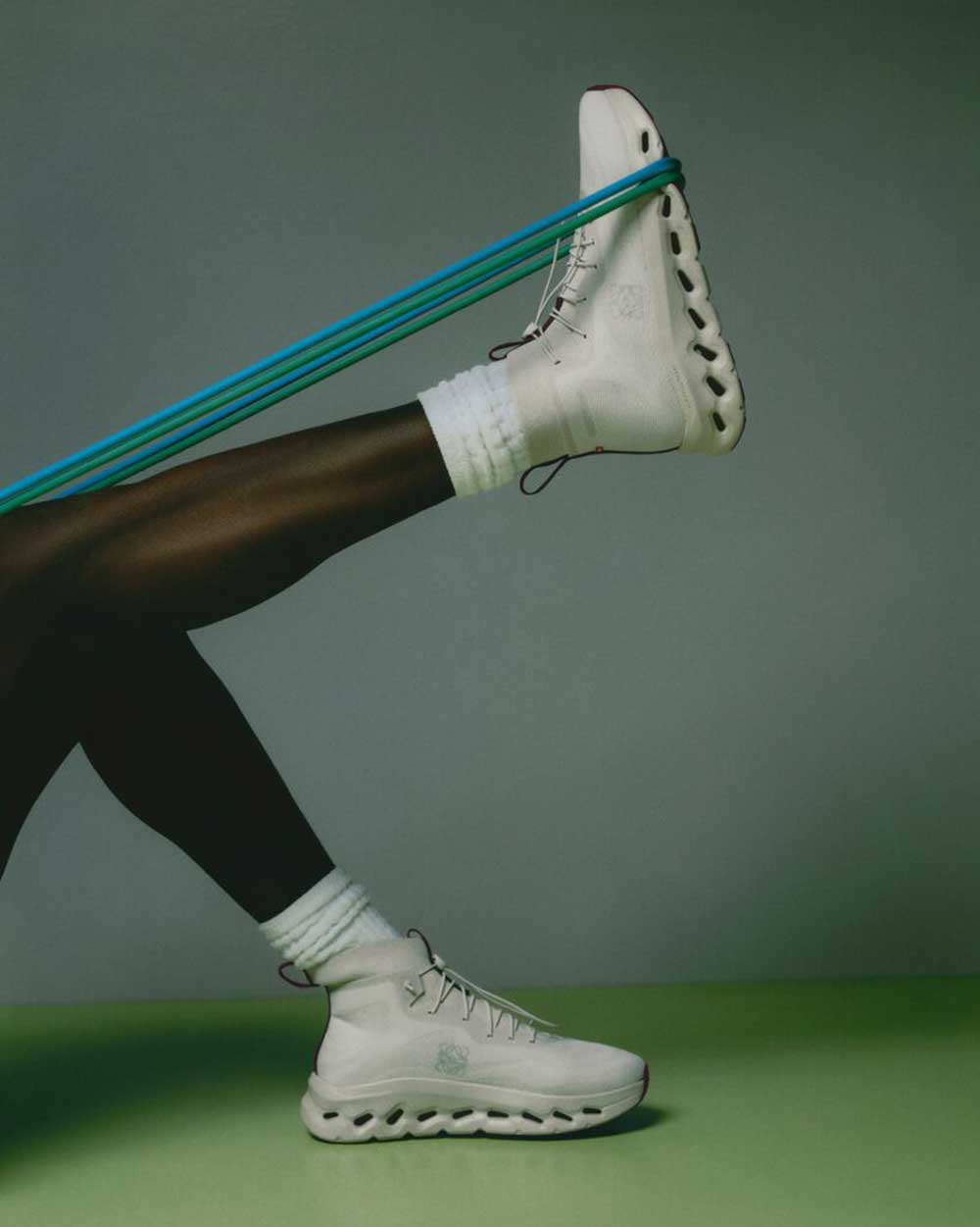 Loewe y On estrenan una zapatilla hecha con aerosol