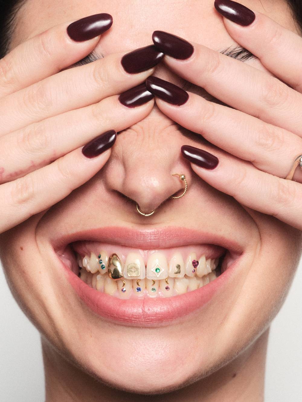 Luce es la joyería dental que visten los músicos más trendy