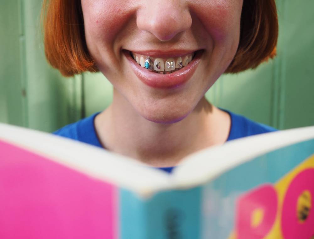 Luce es la joyería dental que visten los músicos más trendy