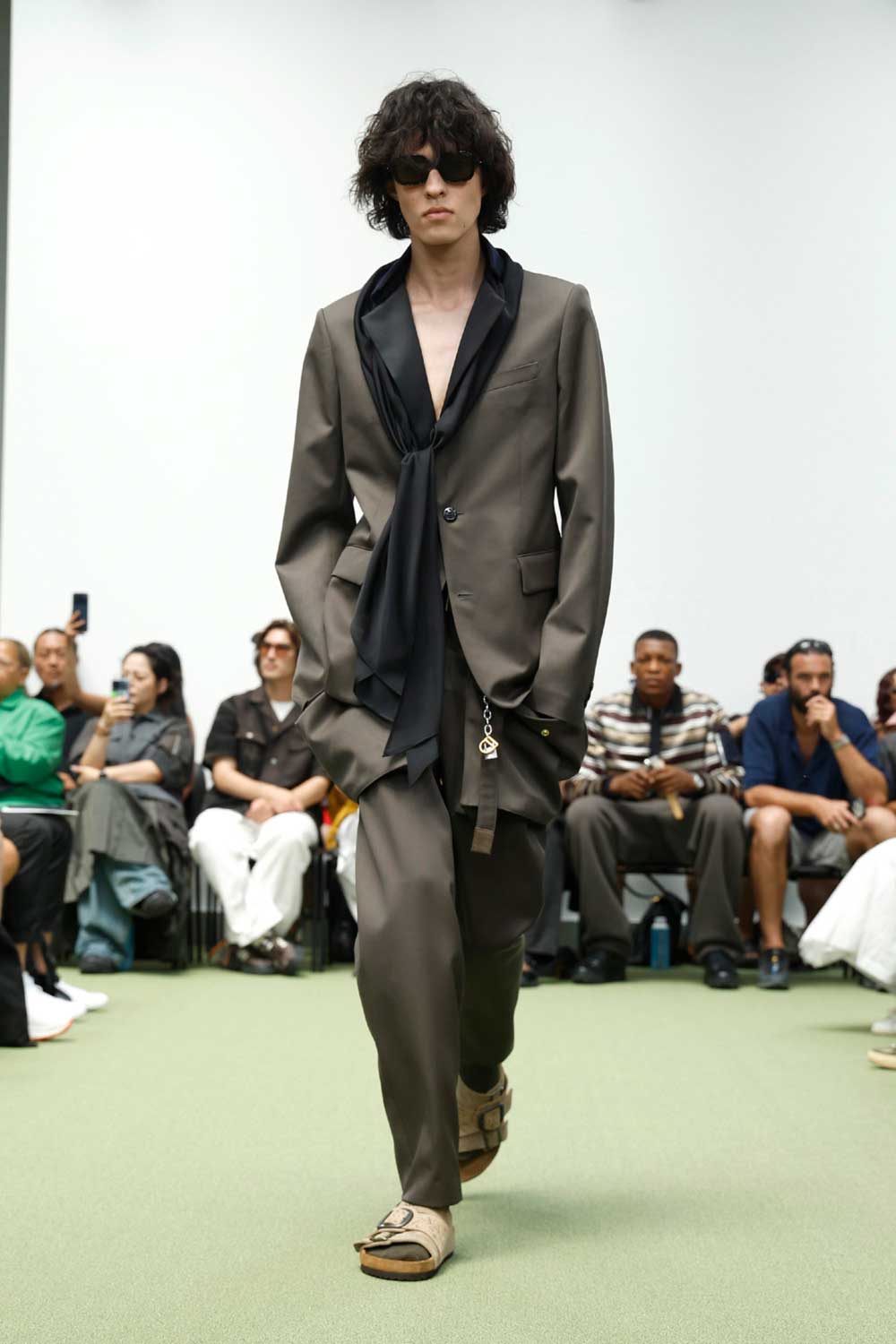 Sacai fusiona y reconstruye los iconos de Birkenstock