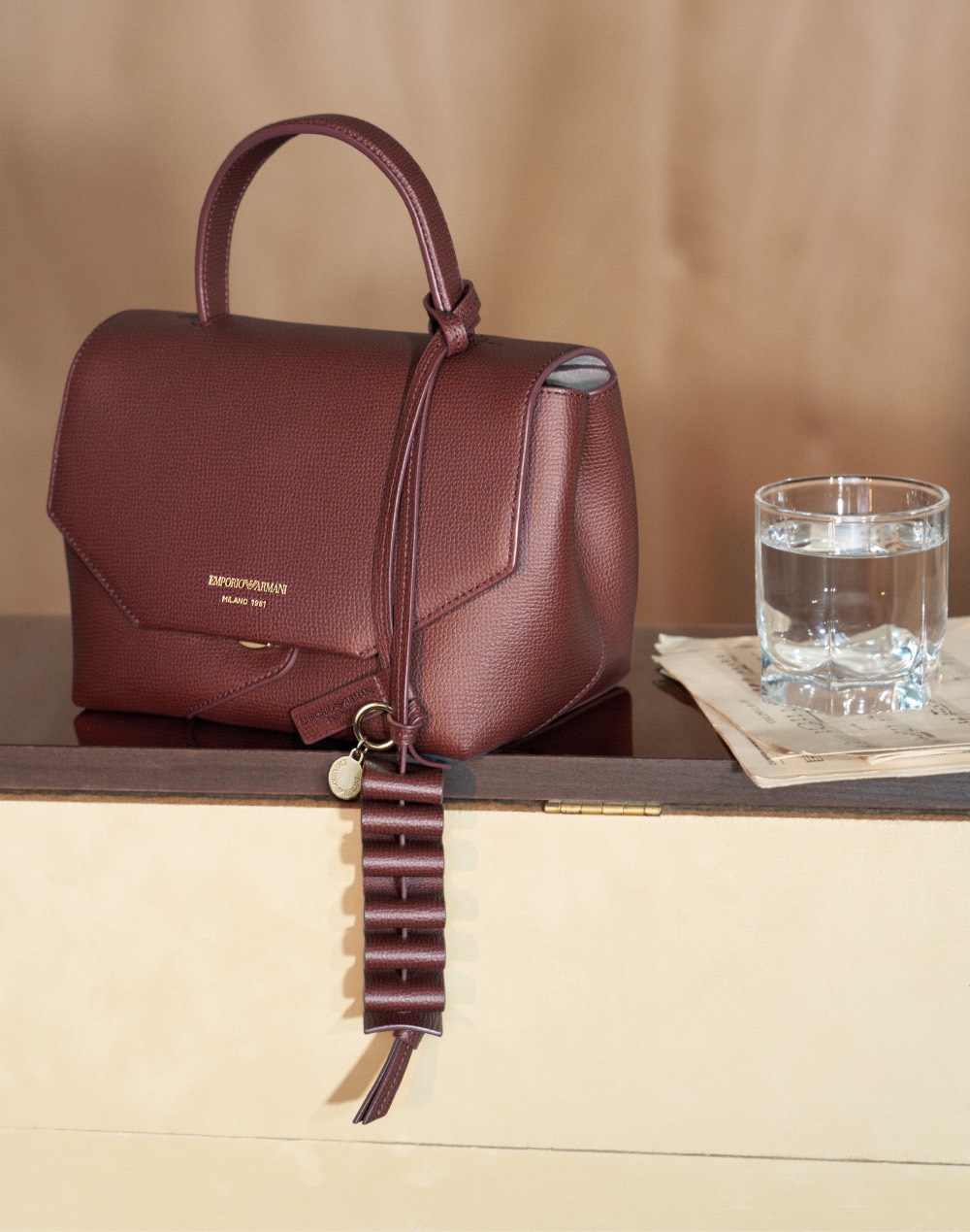 Los nuevos bolsos Emporio Armani celebran 45 años de legado