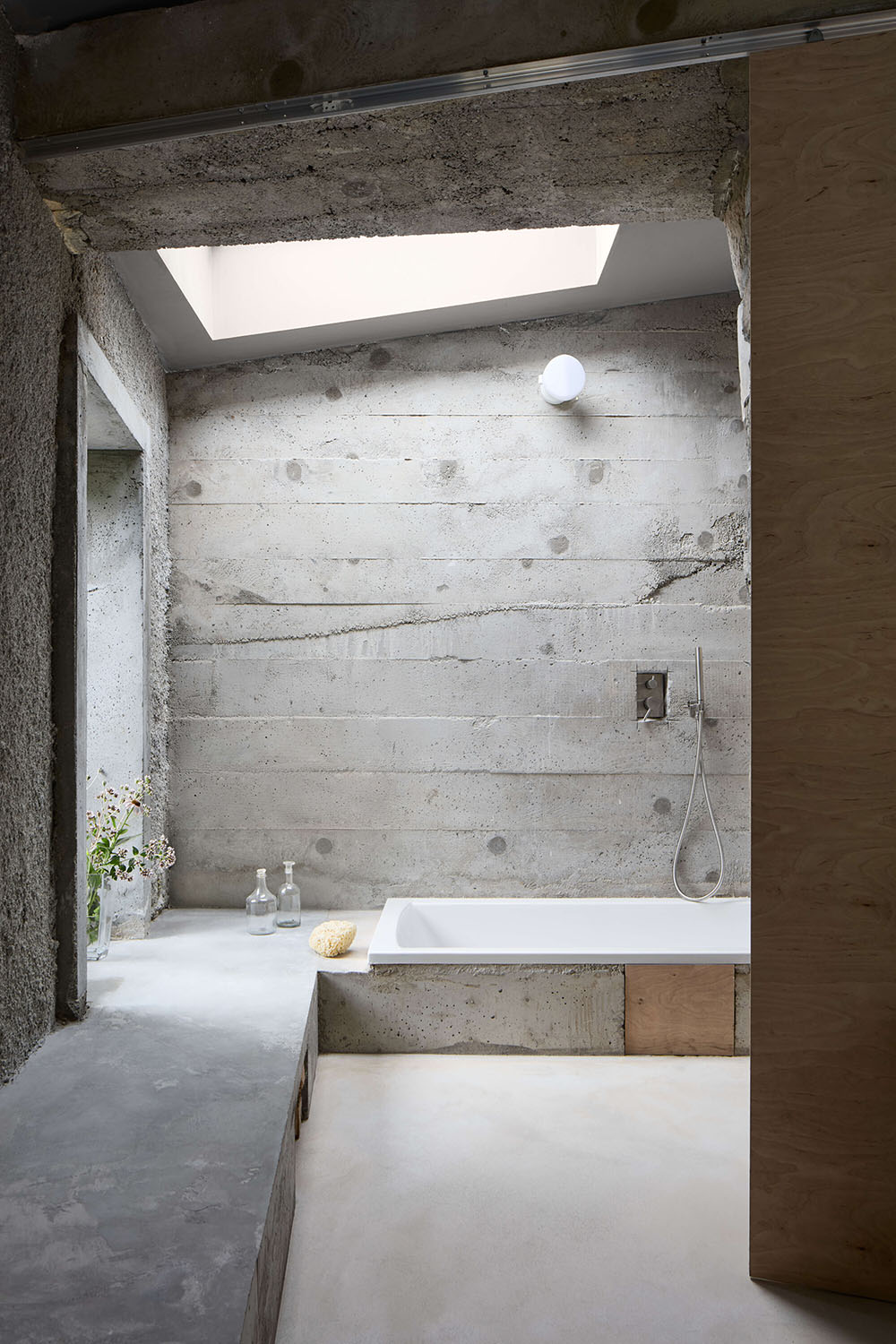 Lenka Milerová reinventa lo rural con una cabaña brutalista