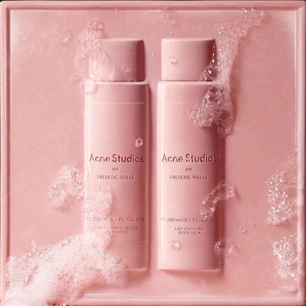 Una ducha perfumada por Acne Studios y Frédéric Malle