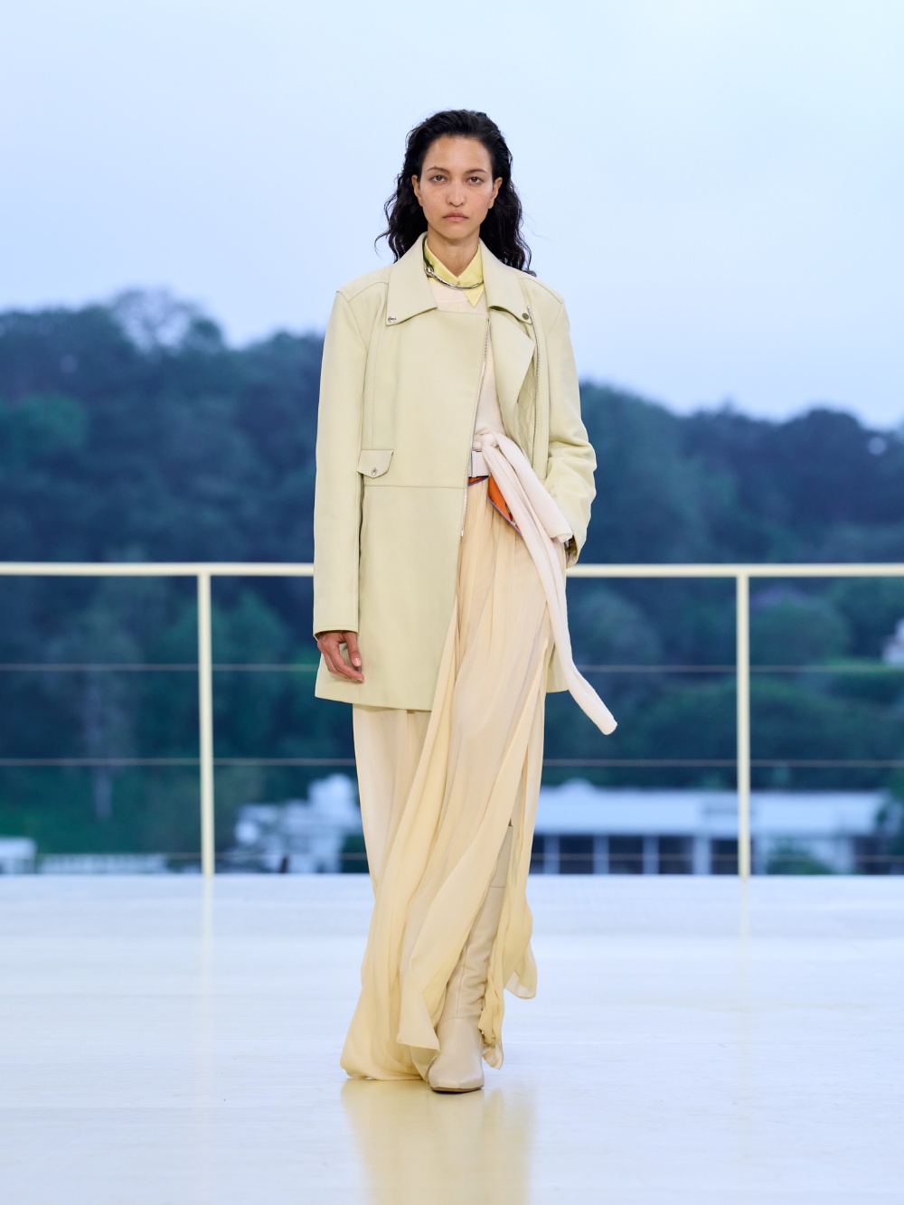 Hermès FW26 libera a la mujer en una golden hour ligera