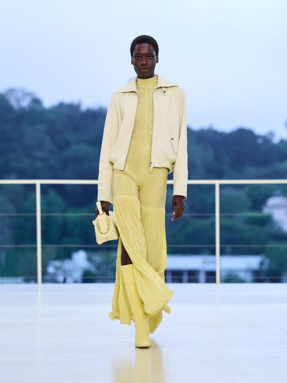 Hermès FW26 libera a la mujer en una golden hour ligera