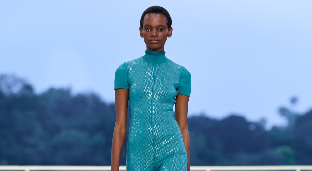Hermès FW26 libera a la mujer en una golden hour ligera