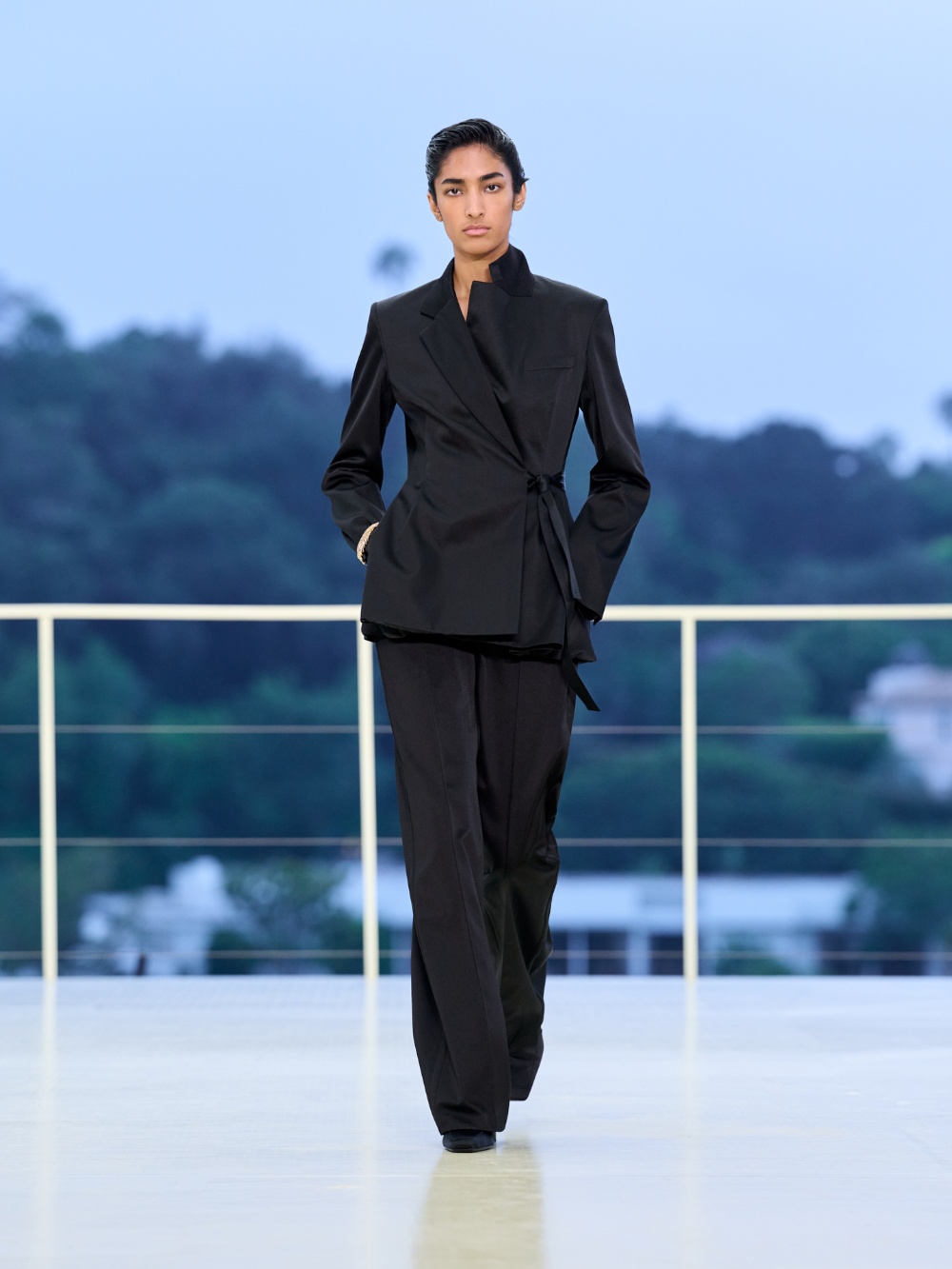 Hermès FW26 libera a la mujer en una golden hour ligera