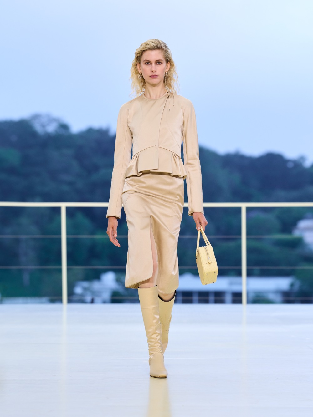 Hermès FW26 libera a la mujer en una golden hour ligera