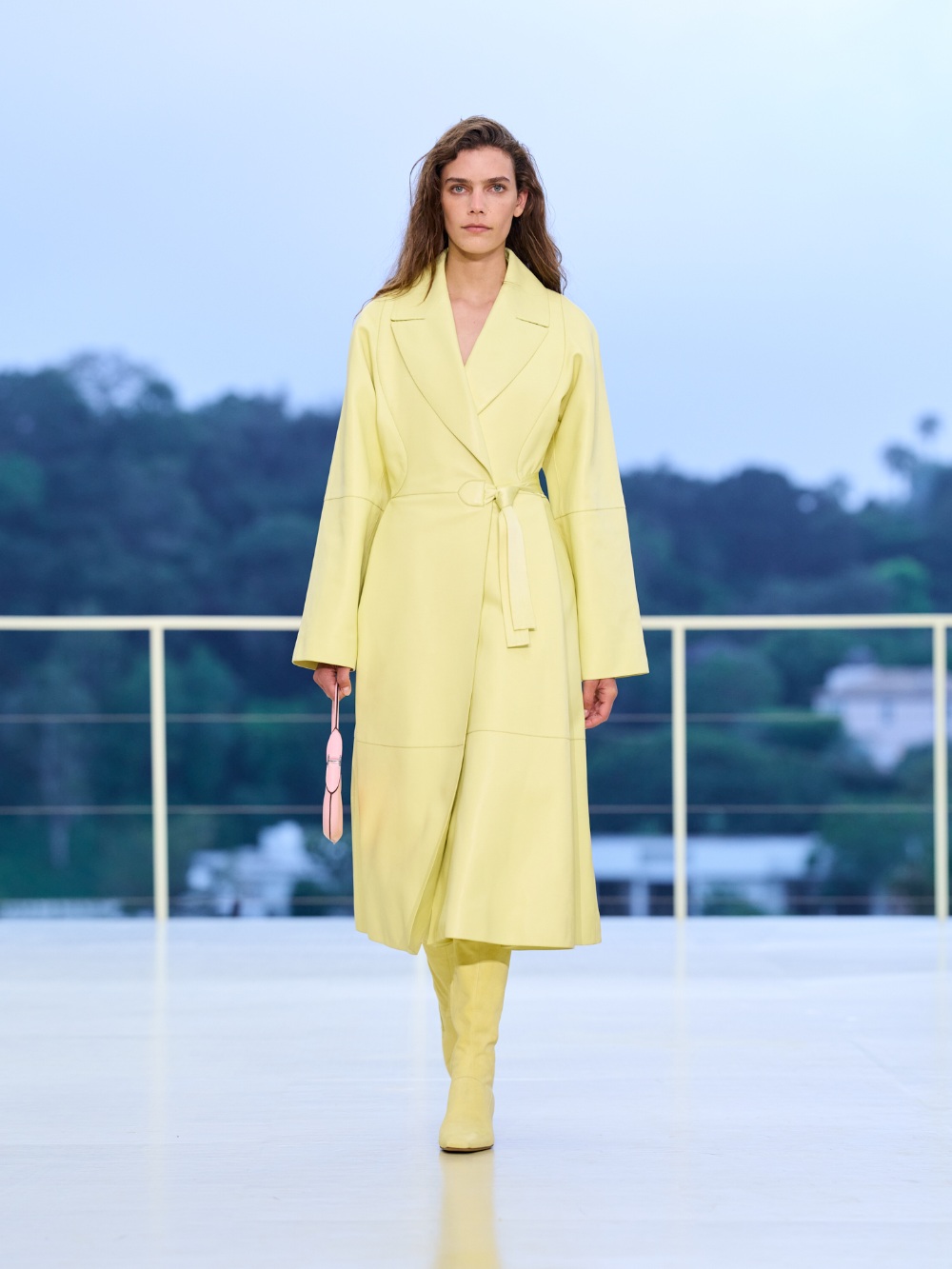 Hermès FW26 libera a la mujer en una golden hour ligera