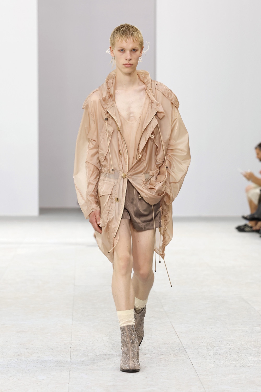 Dries Van Noten trae sensualidad bucólica para SS27