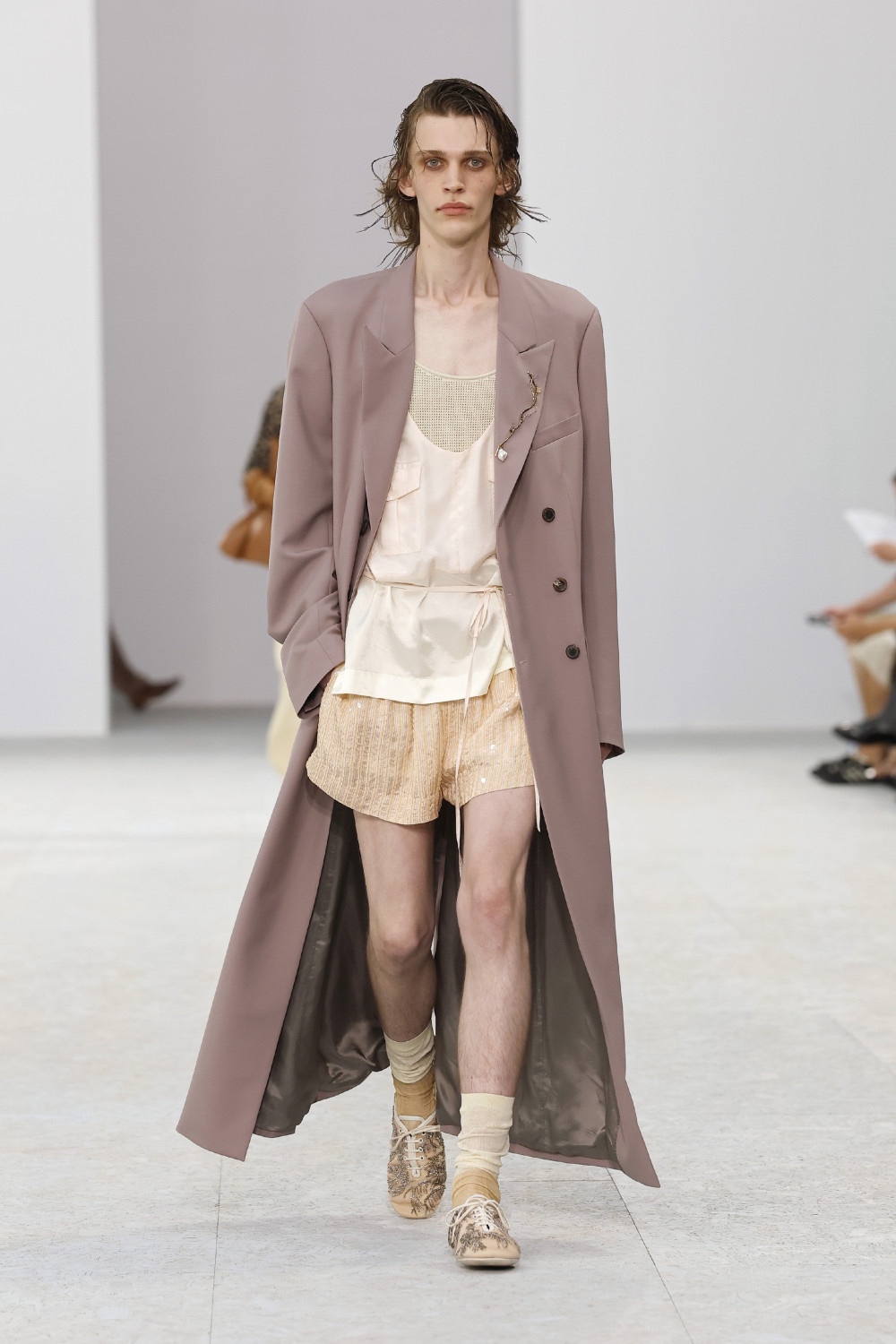 Dries Van Noten trae sensualidad bucólica para SS27