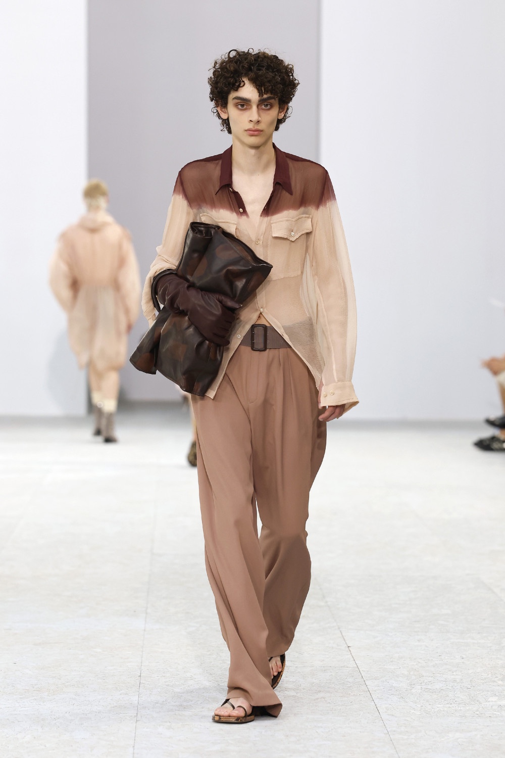 Dries Van Noten trae sensualidad bucólica para SS27