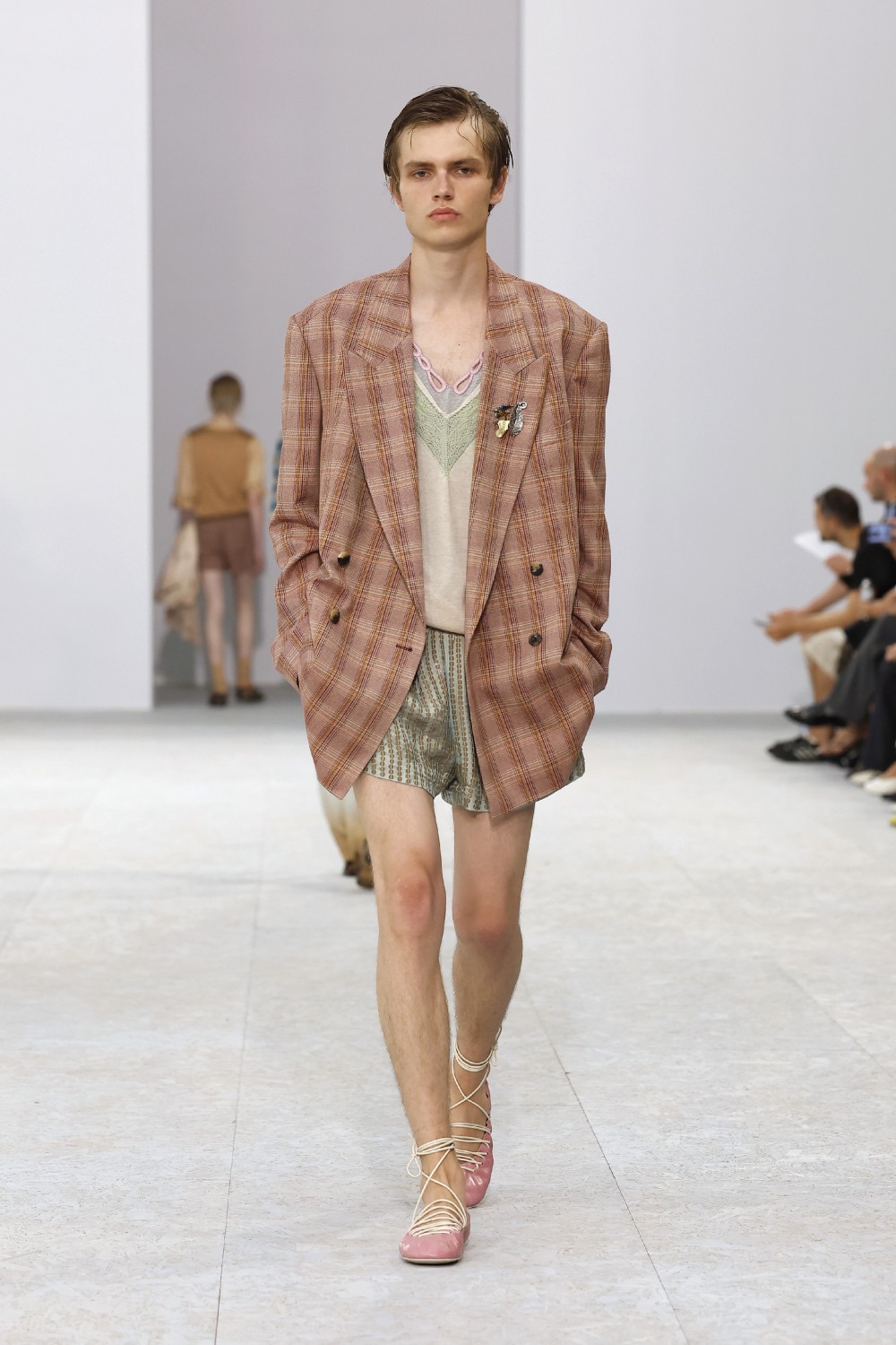 Dries Van Noten trae sensualidad bucólica para SS27