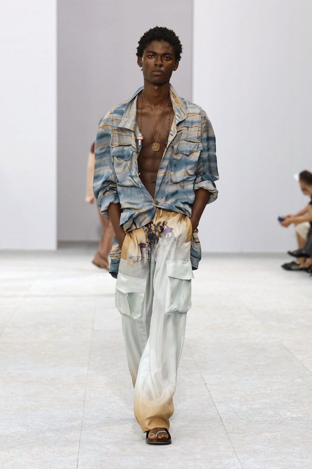 Dries Van Noten trae sensualidad bucólica para SS27