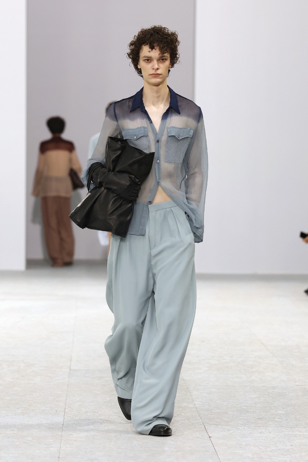 Dries Van Noten trae sensualidad bucólica para SS27