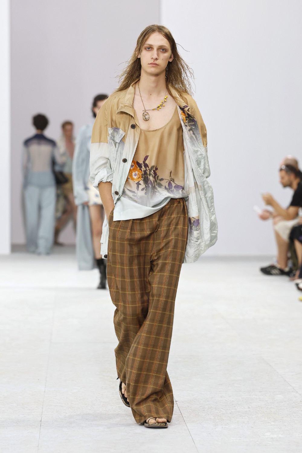 Dries Van Noten trae sensualidad bucólica para SS27