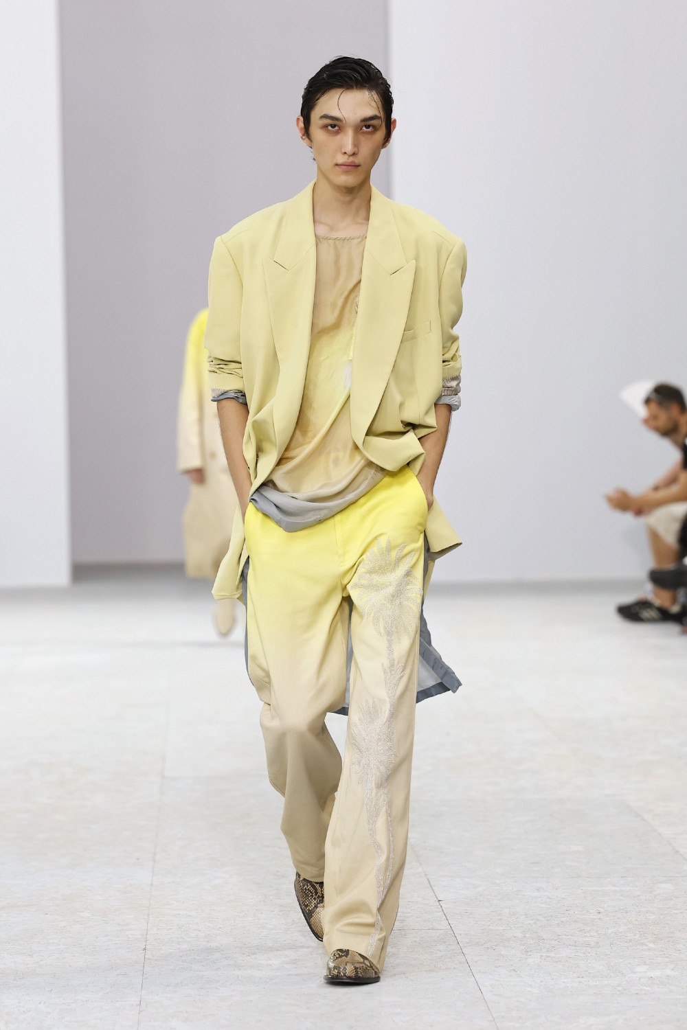 Dries Van Noten trae sensualidad bucólica para SS27