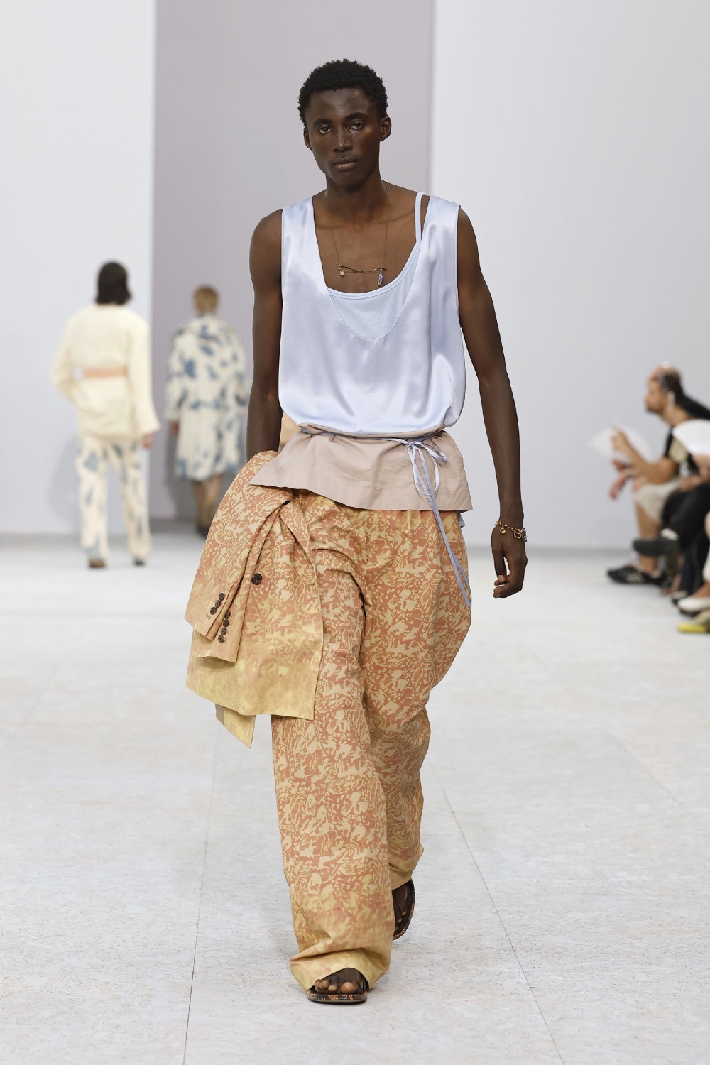 Dries Van Noten trae sensualidad bucólica para SS27