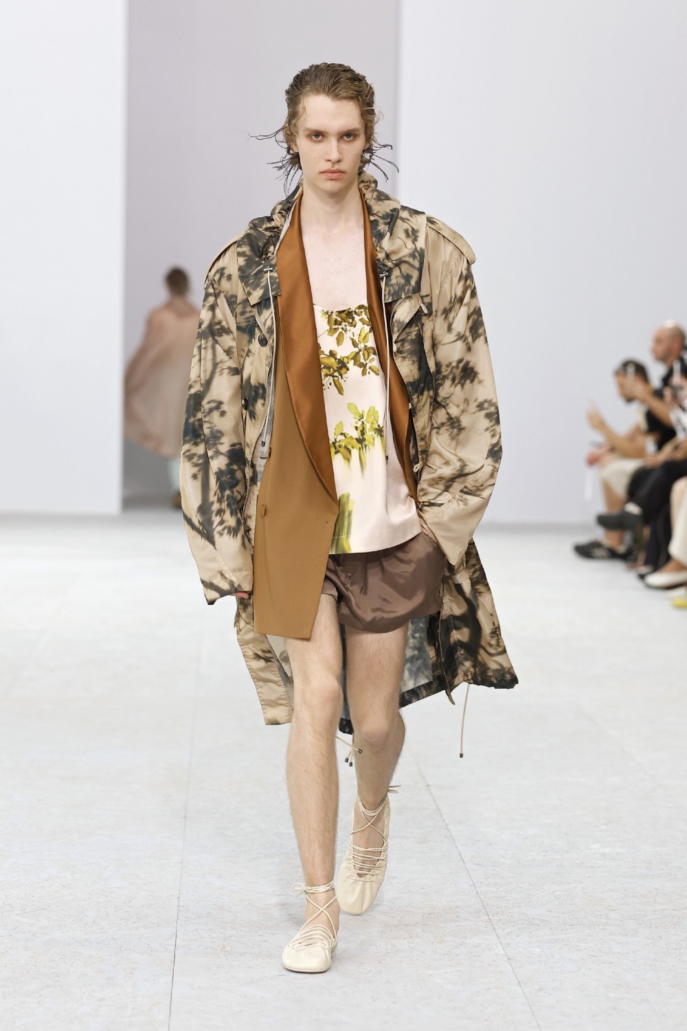 Dries Van Noten trae sensualidad bucólica para SS27