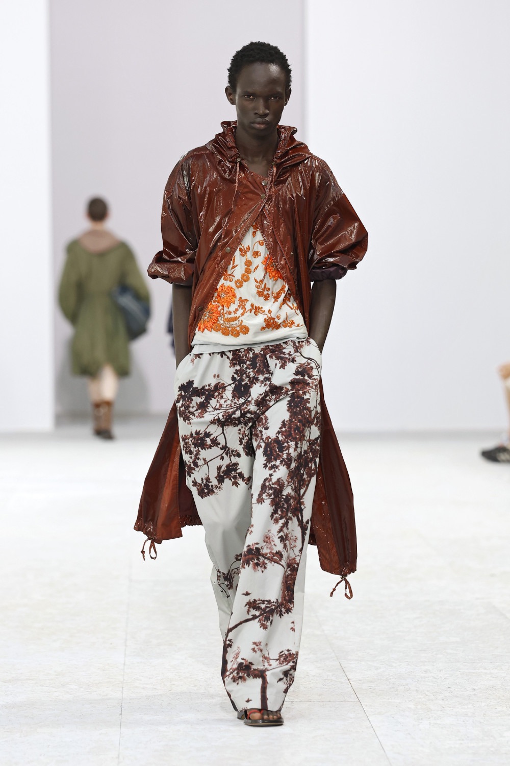 Dries Van Noten trae sensualidad bucólica para SS27
