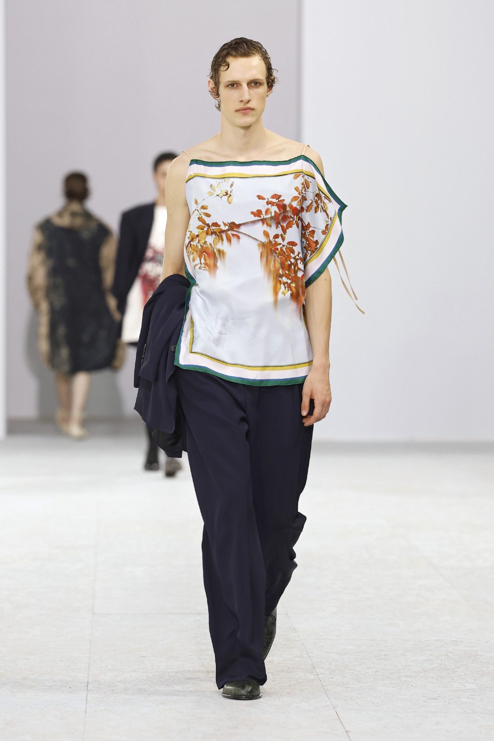 Dries Van Noten trae sensualidad bucólica para SS27
