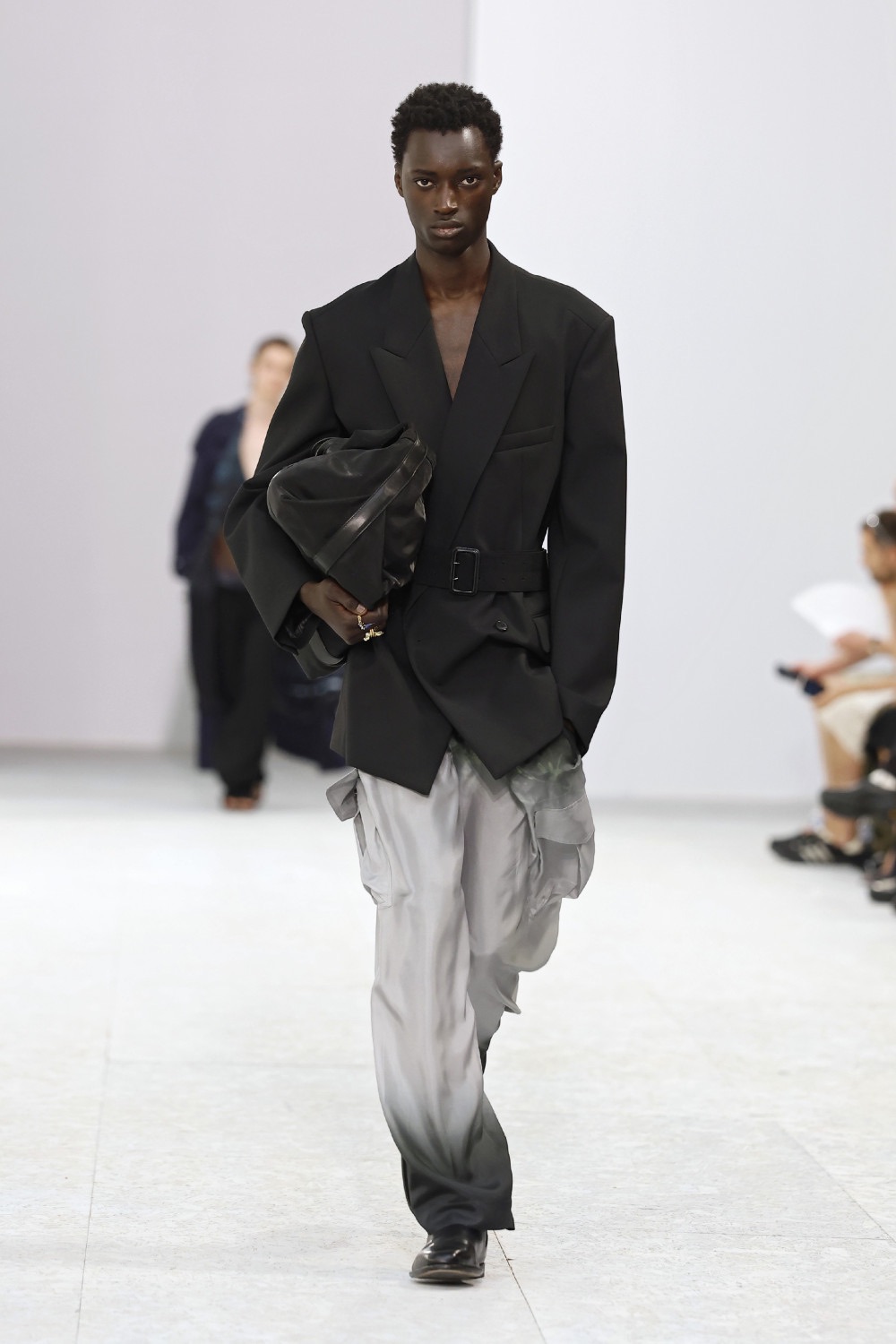 Dries Van Noten trae sensualidad bucólica para SS27