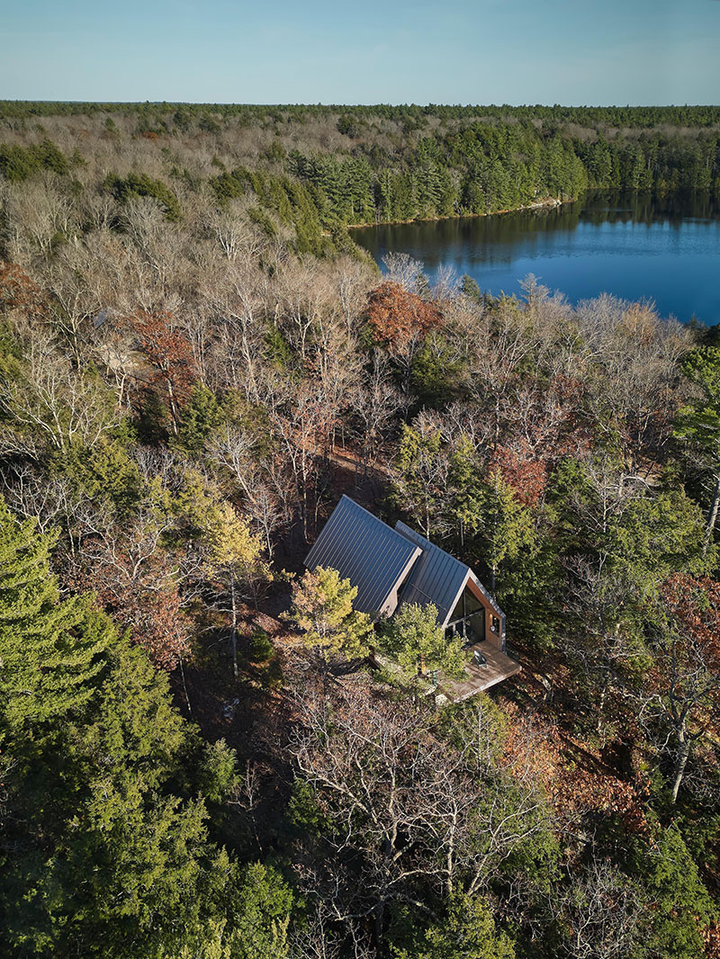 La cabaña de Dubbeldam perdida entre los árboles y el lago