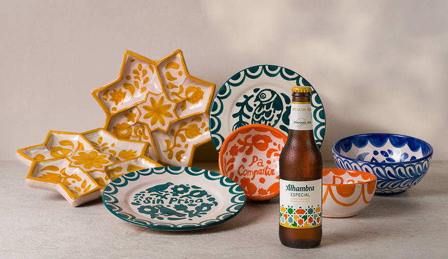 La vajilla de Fajalauza se reinventa para Cervezas Alhambra