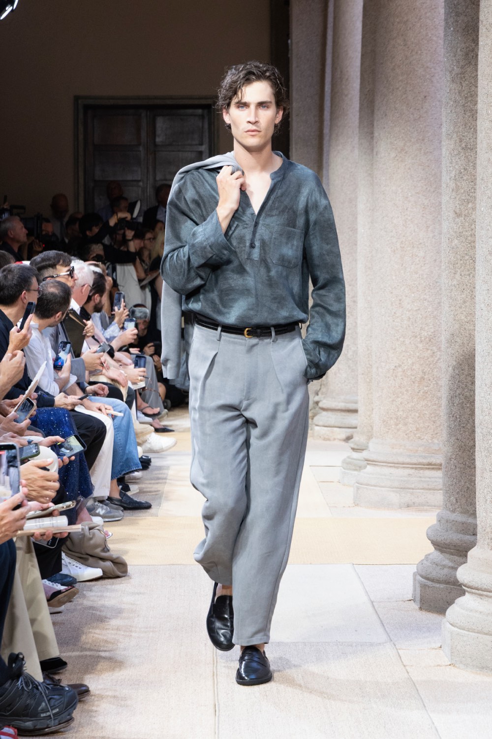 Armani estrena dos armarios de mestizaje mediterráneo
