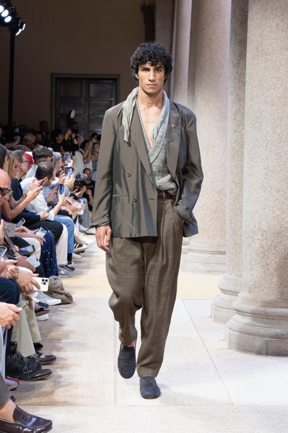 Armani estrena dos armarios de mestizaje mediterráneo